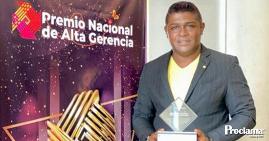 Suarez-en-la-cuspide-con-Premio-Nacional-de-Alta-Gerencia-Alcalde-Henry-Valencia-1.jpg