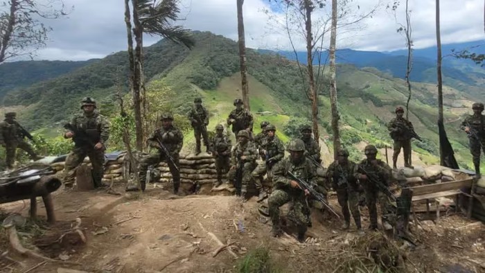 Paz en la tumba de los caídos de manera absurda