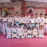 Practicantes de karate do ascienden de grado