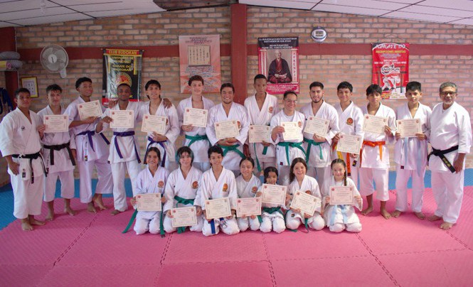 Practicantes-de-karate-do-ascienden-de-grado-2.jpg