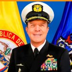 Un almirante es comandante de las Fuerzas Militares