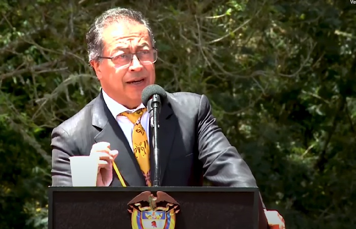 ALOCUCION-PRESIDENCIAL-CON-SABOR-A-AREPA-Y-ESPEJO-RETROVISOR.jpg