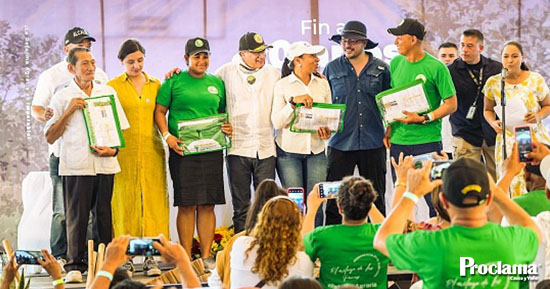 Gobierno-de-Colombia-entrega-tierras-a-campesinos-1.jpg