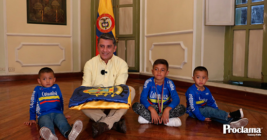 El-alcalde-de-Popayan-motiva-a-ninos-deportistas-de-BMX.jpg
