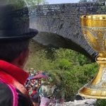 El cáliz de oro, el cura y el síndico