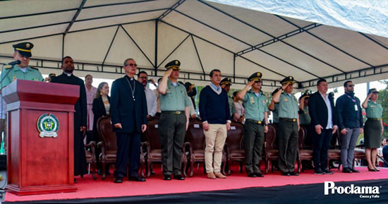 Alcalde-destaca-espiritu-de-sacrificio-y-entrega-de-los-policias-en-ceremonia-de-ascensos-1.jpg