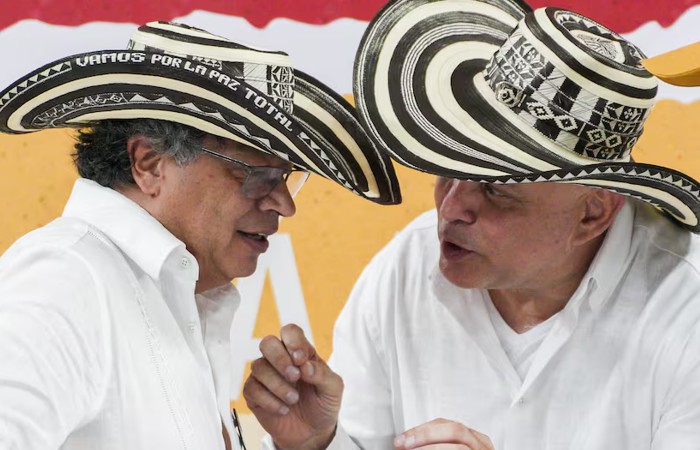 PETRO-MANCUSO-Y-LOS-SOMBREROS-VUELTIAOS-1.jpg