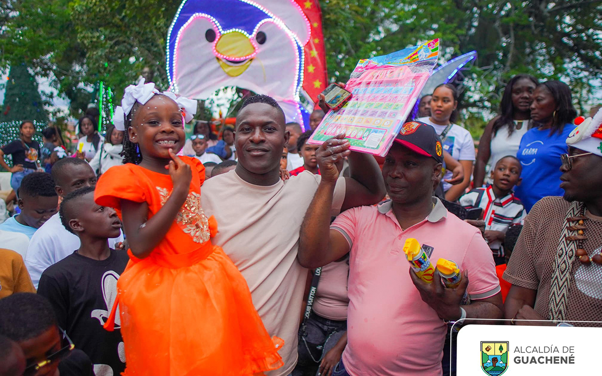 Alcalde-entrega-regalos-y-diversión-a-niños-de-Guachené-2 Alcalde-entrega-regalos-y-diversión-a-niños-de-Guachené-2