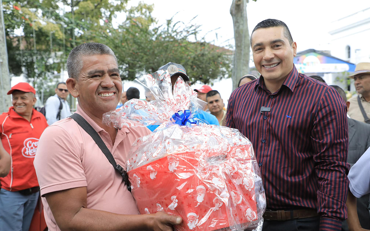Gobernador-del-Cauca-entrega-anchetas-navidenas.jpg