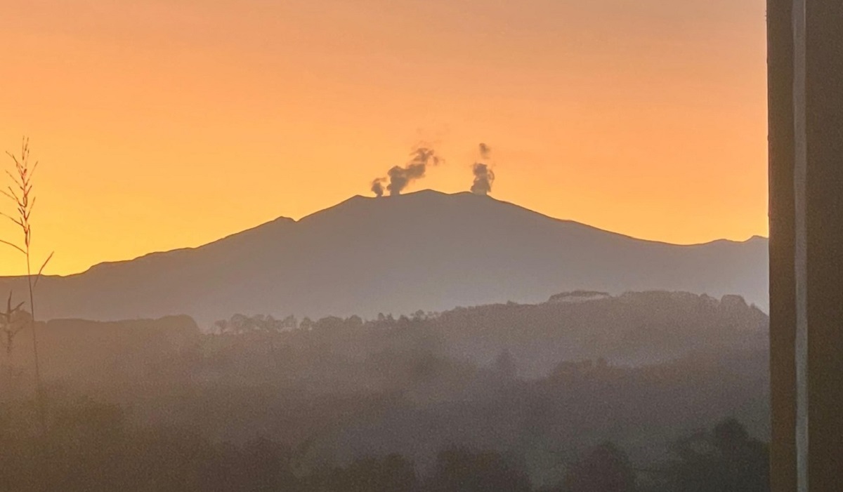Volcan-Purace-emite-cenizas-y-se-mantiene-en-alerta-amarilla.jpg