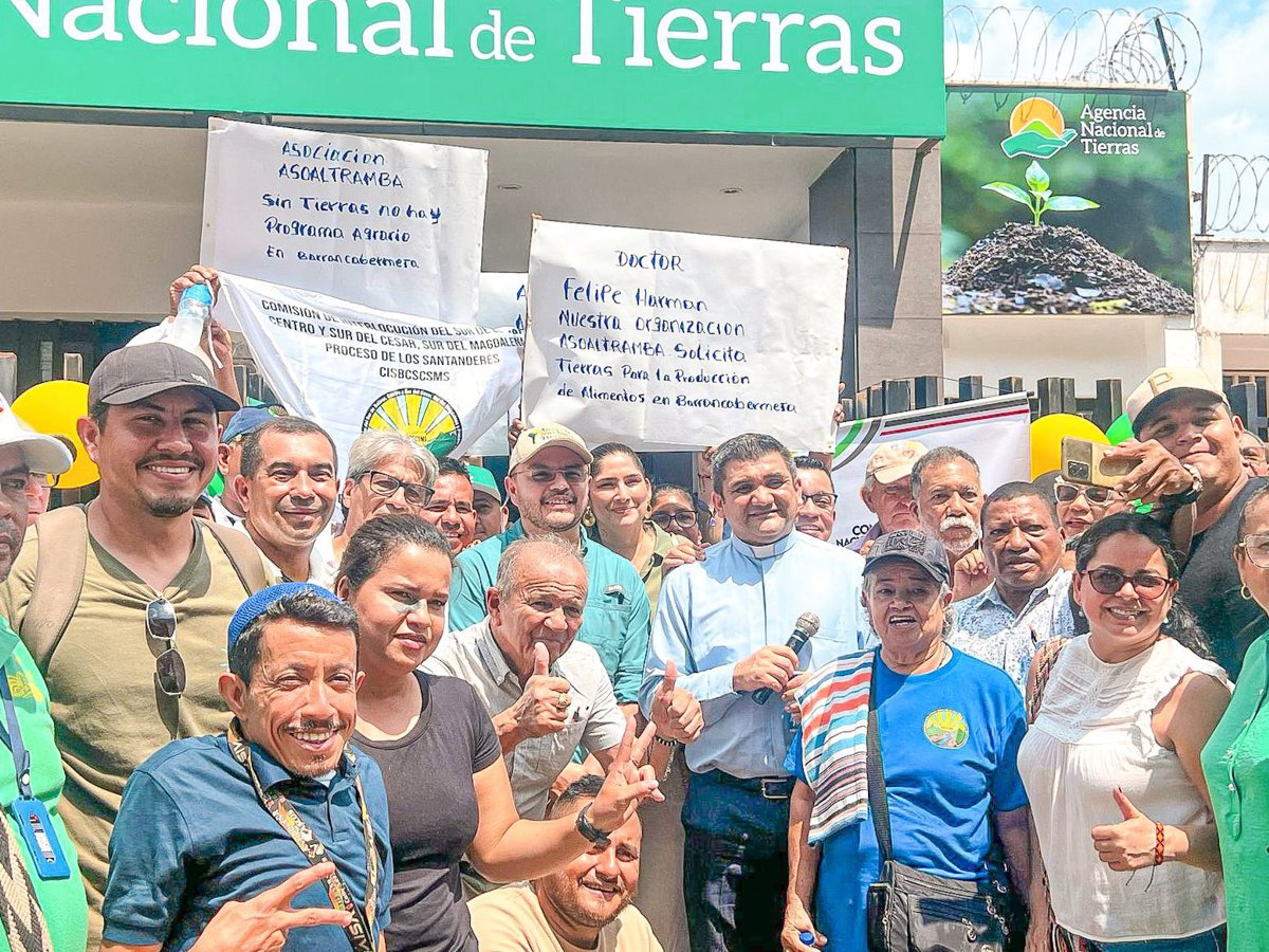 Mas-de-6.000-campesinos-se-movilizaron-en-torno-a-la-Reforma-Agraria.jpg