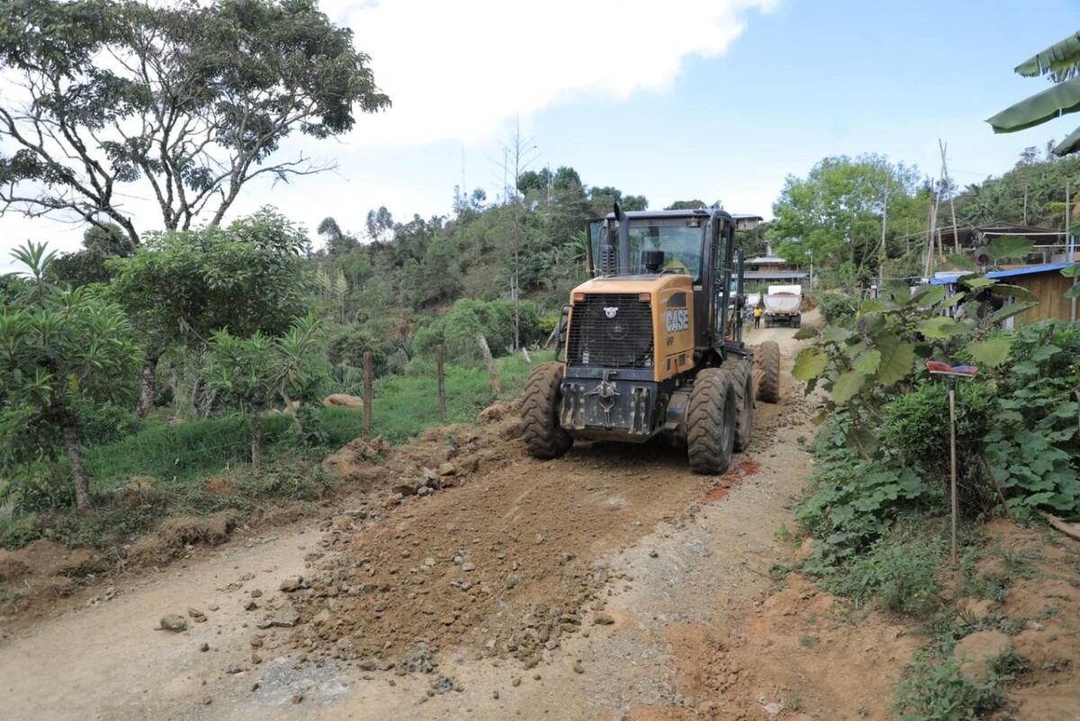 Mejoran-vias-rurales-en-Santander-de-Quilichao-con-apoyo-de-comunidades-indigenas-1.jpg