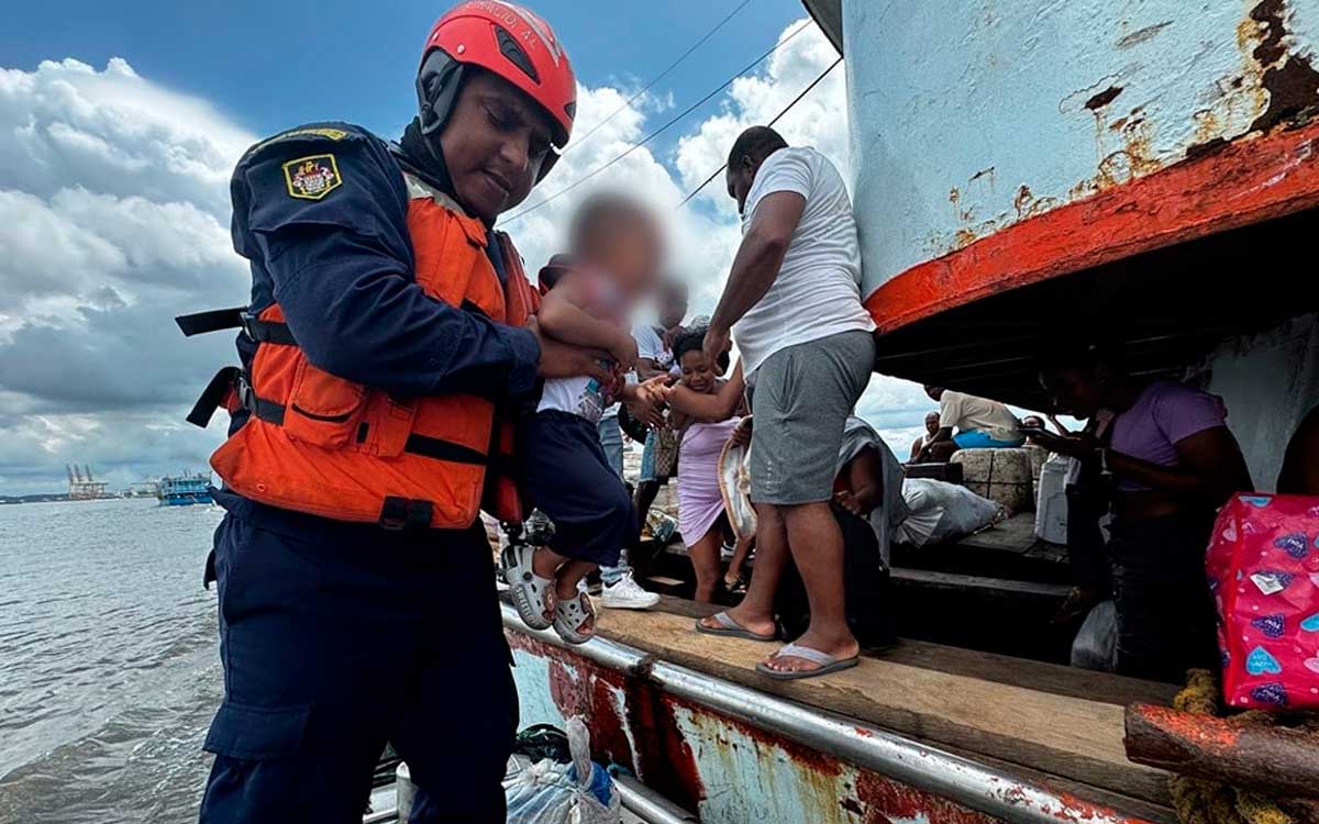 Armada-rescata-a-25-personas-a-la-deriva-en-el-Pacifico-2.jpg