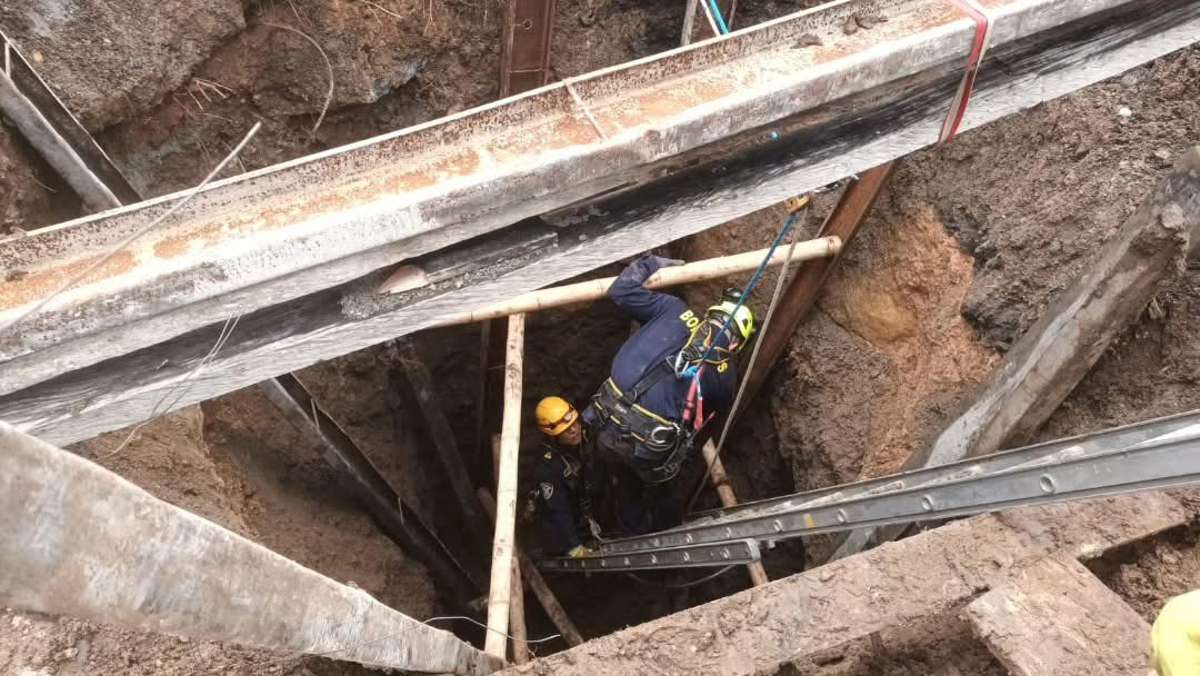 Bomberos-de-Yumbo-rescatan-el-cuerpo-de-un-trabajador-que-quedo-sepultado-por-accidente.jpg