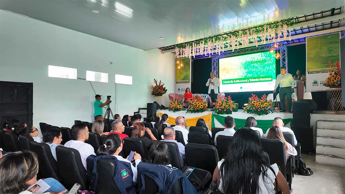 Miranda-rinde-cuentas-ante-la-comunidad-Walter-Zuniga-Barona3.jpg