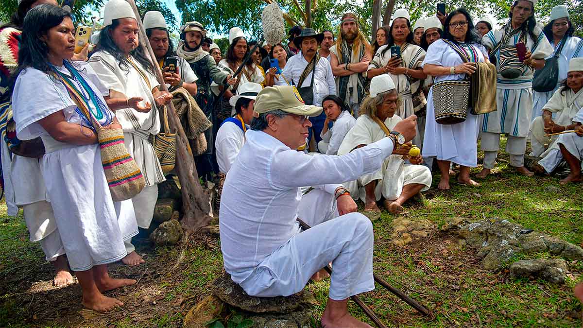 Presidente-Gustavo-Petro-restituye-tierras-ancestrales-al-resguardo-arhuaco-en-la-Sierra-Nevada.-.jpg