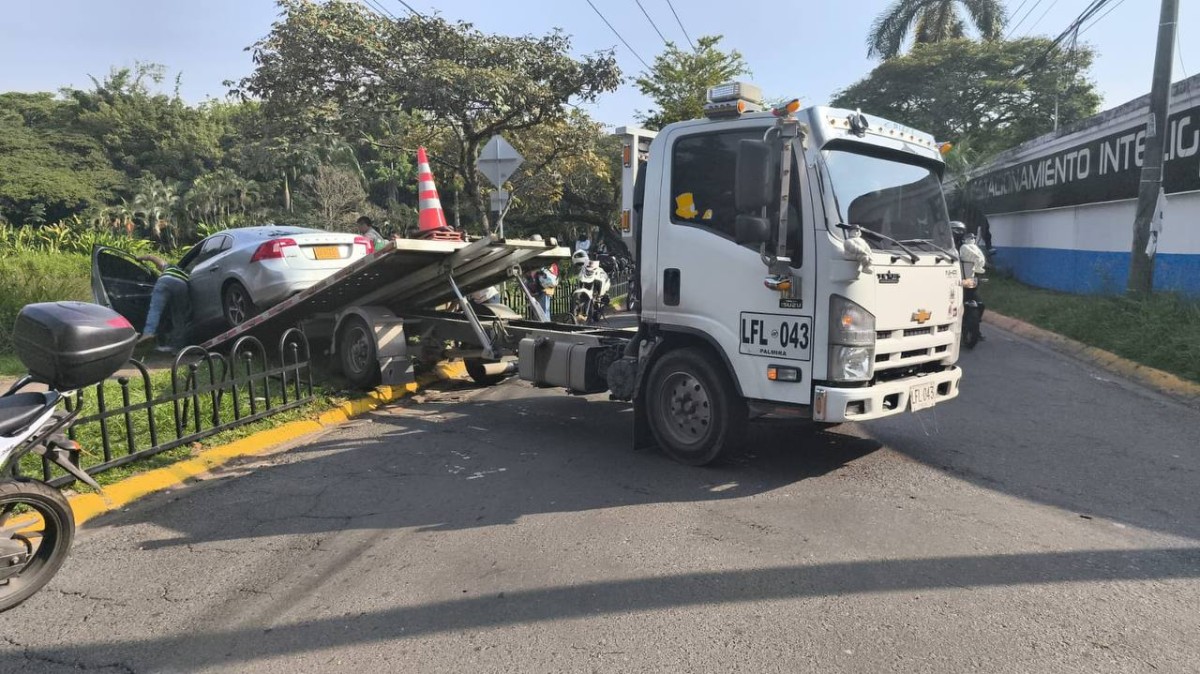 De película: Carro cayó al Lago La Babilla en Cali De película: Carro cayó al Lago La Babilla en Cali