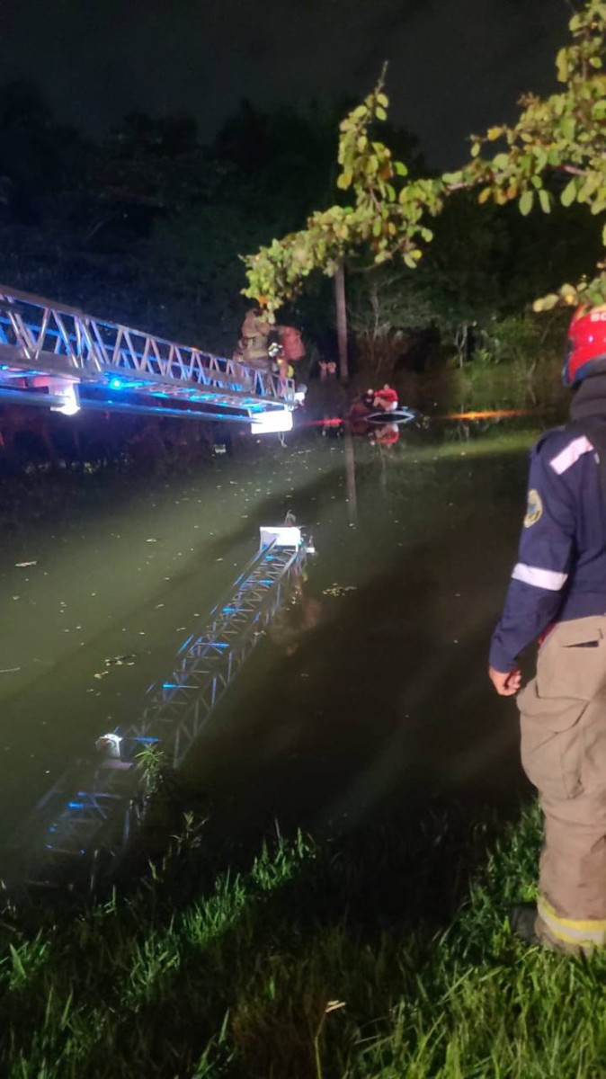 De película: Carro cayó al Lago La Babilla en Cali De película: Carro cayó al Lago La Babilla en Cali