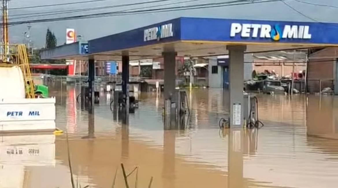 Inundaciones ordenan cerrar temporalmente vía Cali - Yumbo Inundaciones ordenan cerrar temporalmente vía Cali - Yumbo