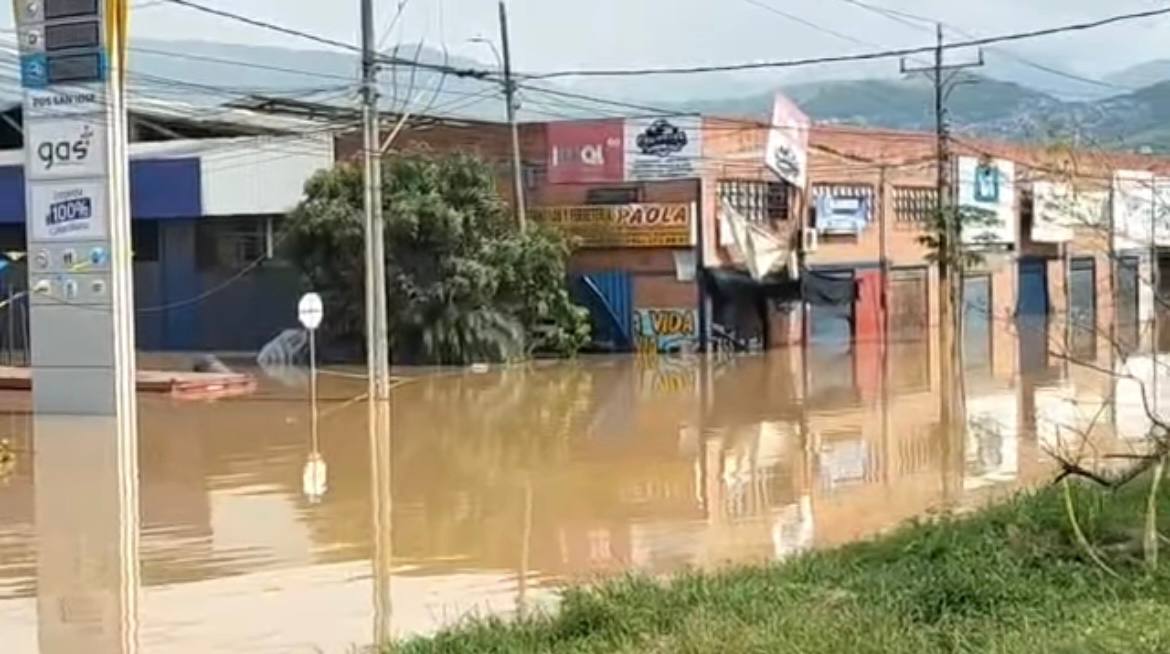 Inundaciones ordenan cerrar temporalmente vía Cali - Yumbo Inundaciones ordenan cerrar temporalmente vía Cali - Yumbo