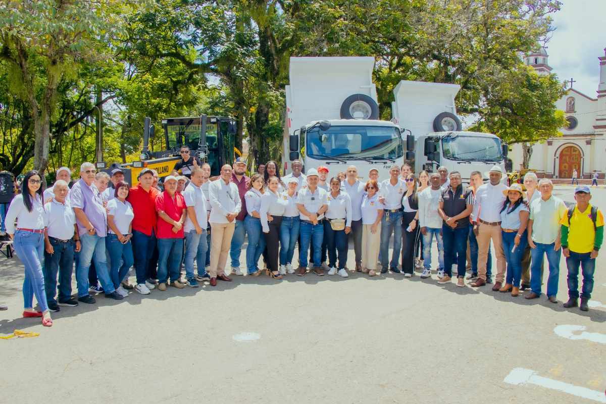 Entregan-maquinaria-para-vias-rurales-y-urbanas-en-Quilichao.jpg