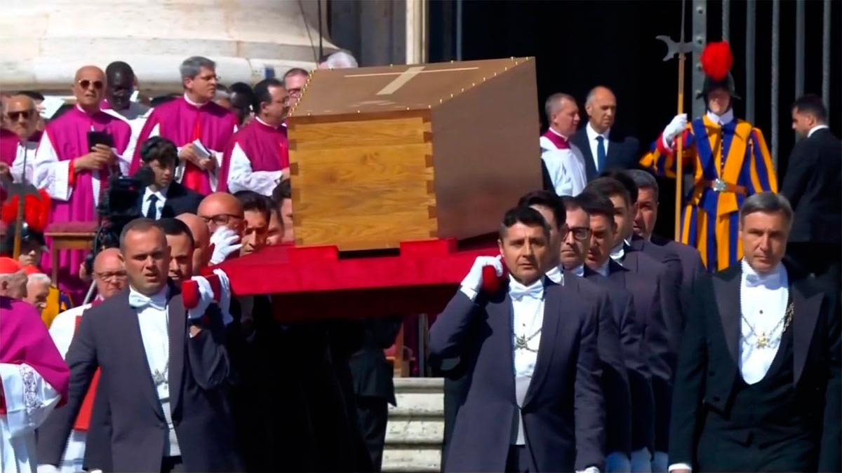Historica-depedida-al-Papa-Francisco-que-fue-sepultado-en-Roma-1.jpg