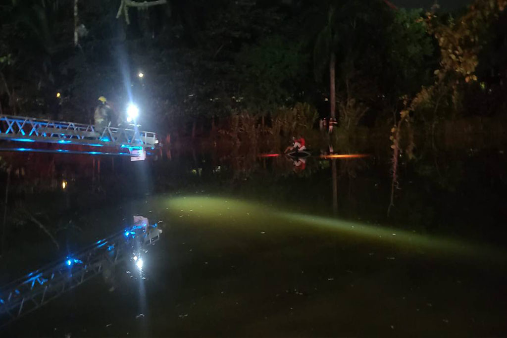 De película: Carro cayó al Lago La Babilla en Cali De película: Carro cayó al Lago La Babilla en Cali