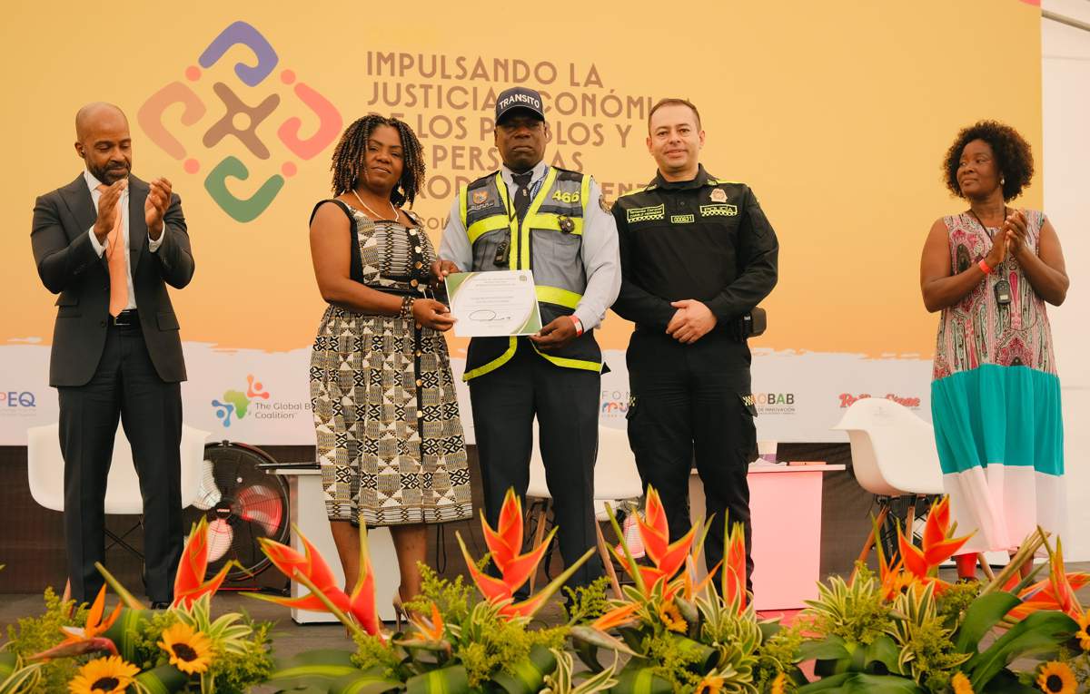 Agente-de-transito-que-sufrio-actos-de-racismo-fue-condecorado-en-Cali.jpg