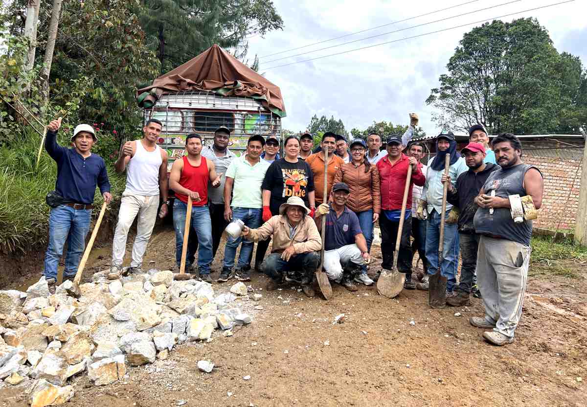 Campesinos-y-autoridades-reparan-via-entre-Cajibio-y-El-Carmelo.jpg