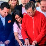 Mantener la iniciativa política con la Consulta Popular (ahora por firmas)
