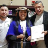 Silvia firma contratos PIC con pueblos indígenas