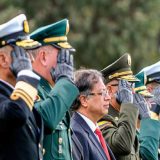 EFRAÍN CEPEDA DESCONOCE A PETRO COMO COMANDANTE DE LAS FFAA