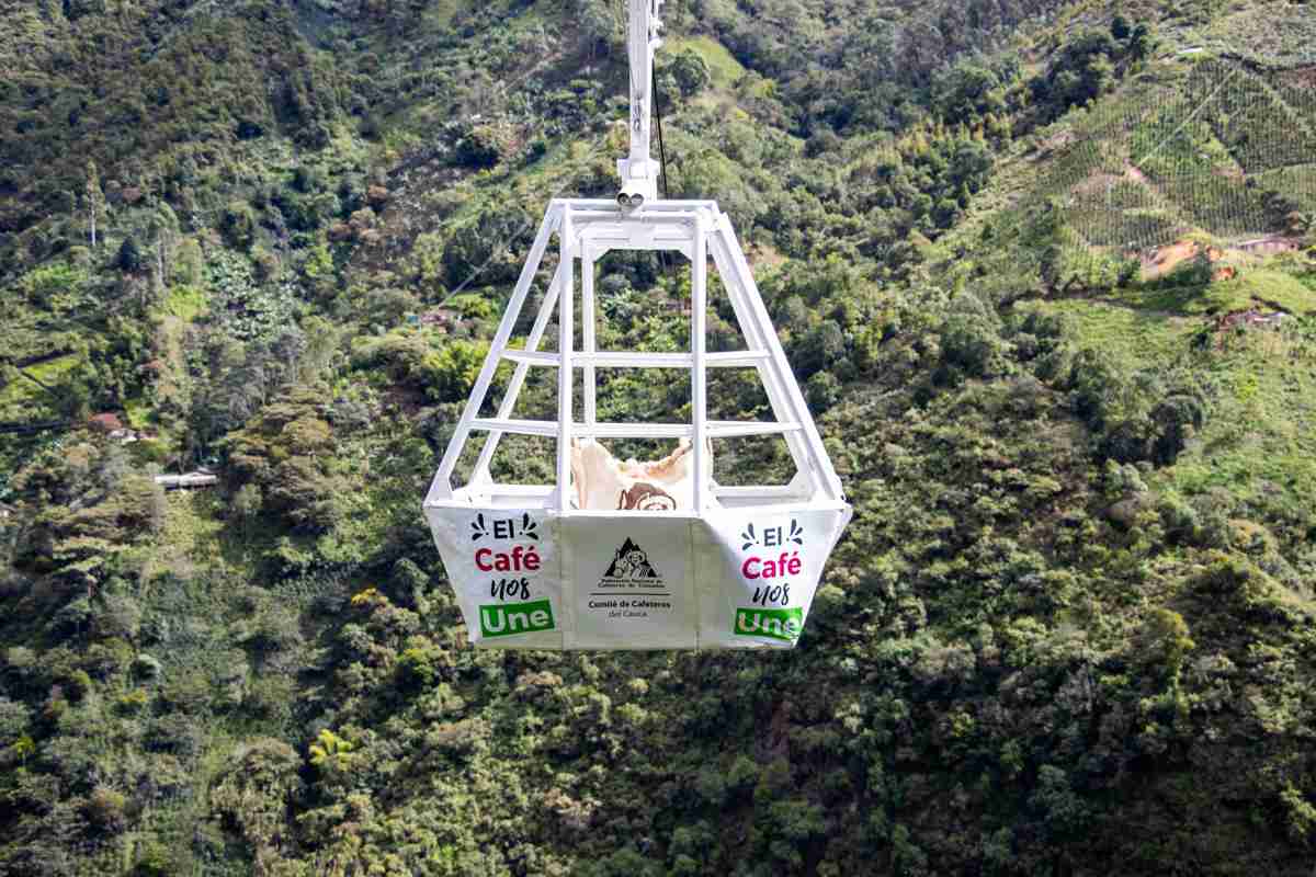 La Vega conecta veredas con cable cafetero