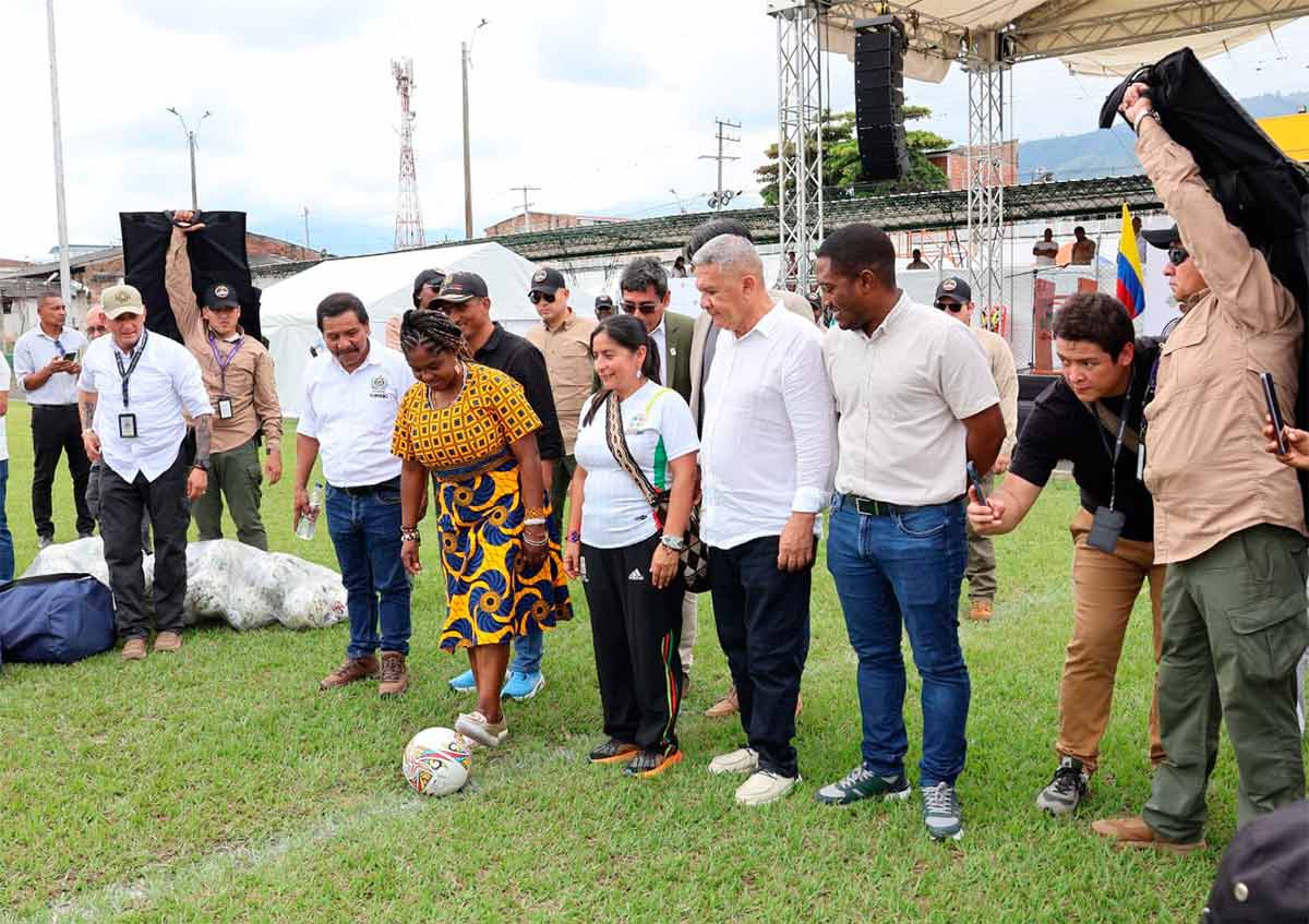 Miranda-rueda-el-balon-por-la-paz.jpg