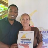 Corinto entrega títulos de propiedad a familias
