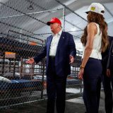 Trump inaugura cárcel migrante en medio de caimales