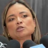 Una perfecta desconocida con título de Honorable Representante