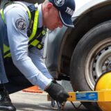 Cepos para carros mal parqueados en Cali