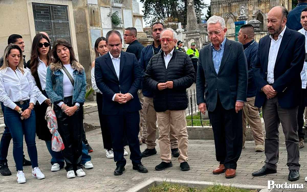 Alvaro-Uribe-visita-tumba-de-Miguel-Uribe.jpg