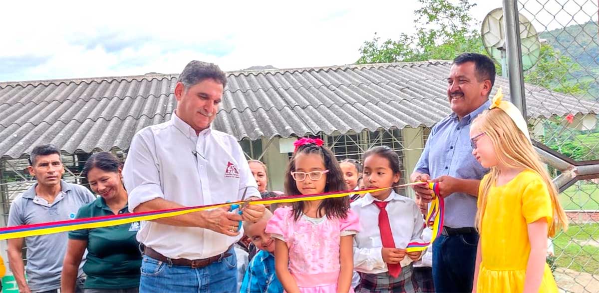 Cafeteros-del-Cauca-entregan-cerramiento-escolar-en-Morales.jpg