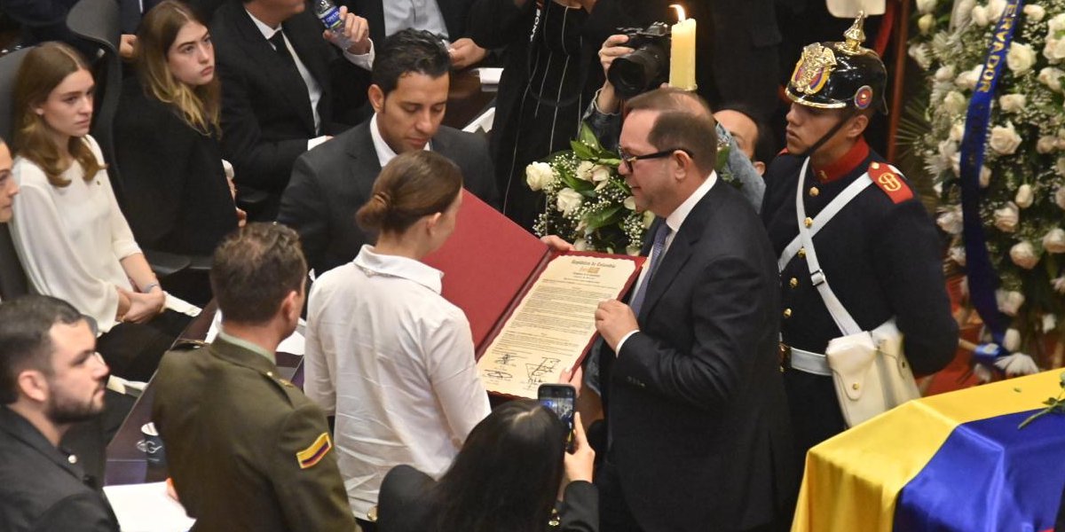 El-POLITIZADO-SEPELIO-DE-MIGUEL-URIBE-TURBAY.jpg
