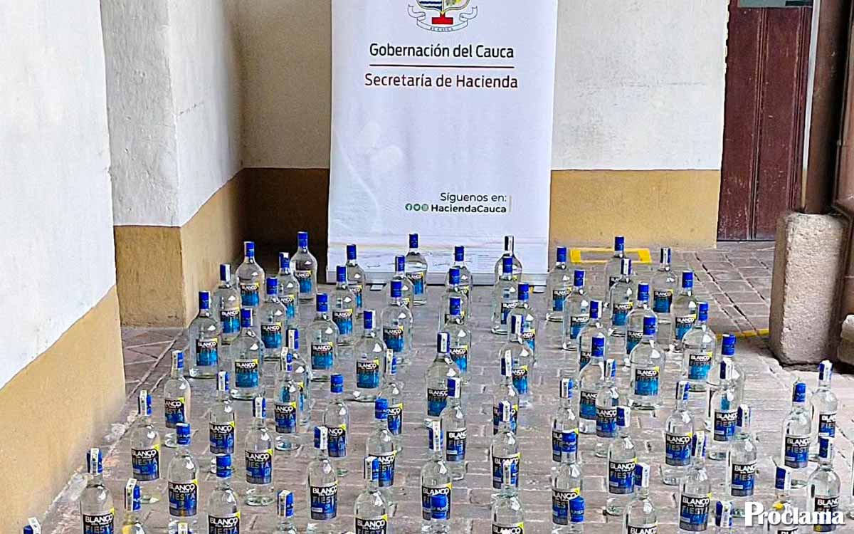 Incautan-108-botellas-de-licor-adulterado-en-Cauca.jpg