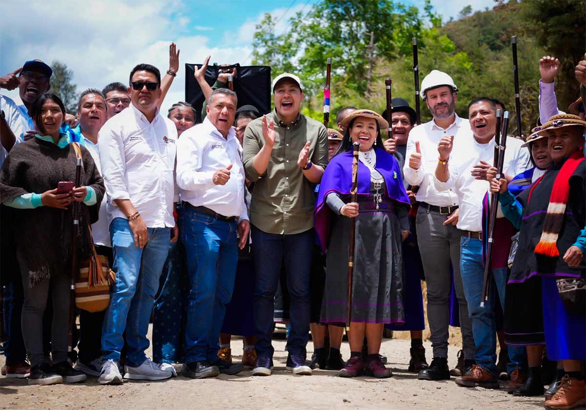 Silvia-recibe-pavimentacion-en-via-Misak-con-respaldo-departamental3.jpg