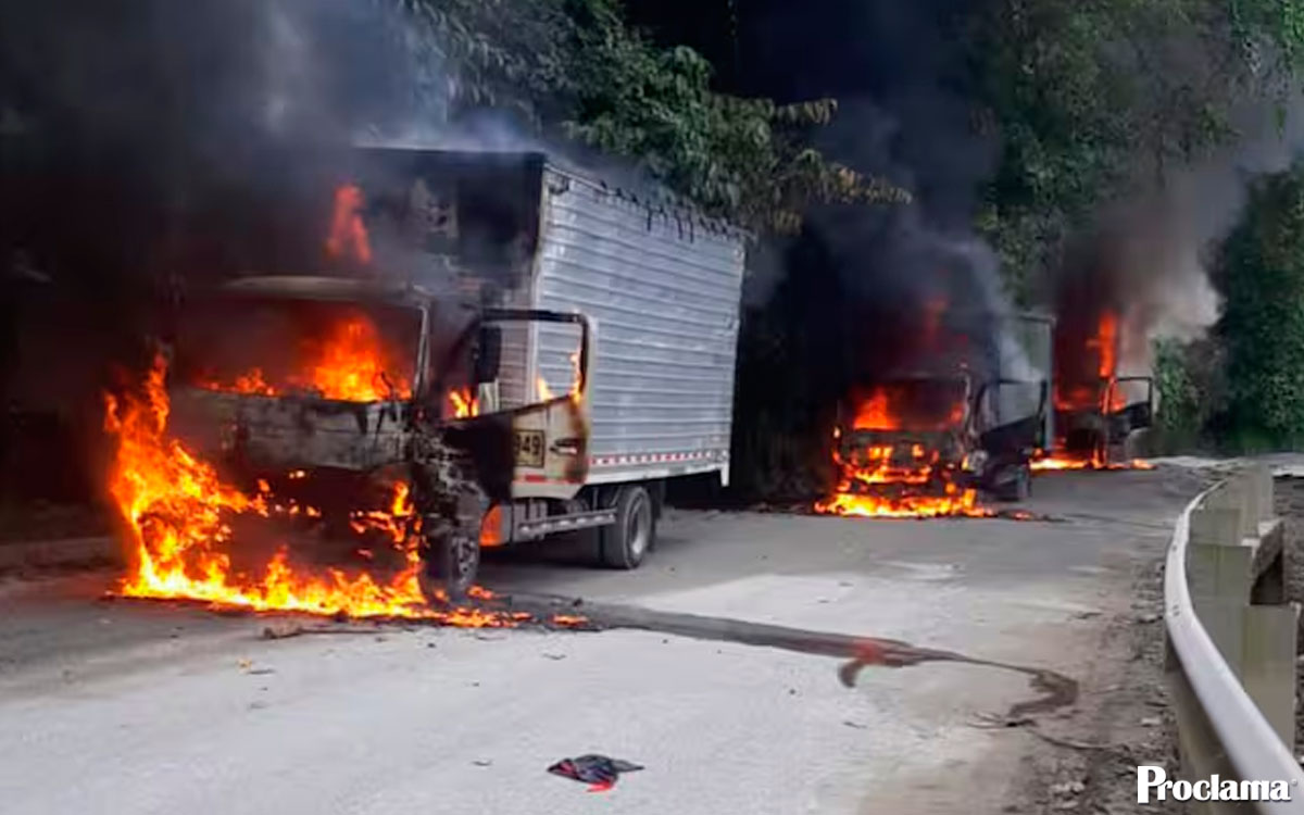 Tres-vehiculos-incinerados-en-la-Panamericana-del-Choco.jpg