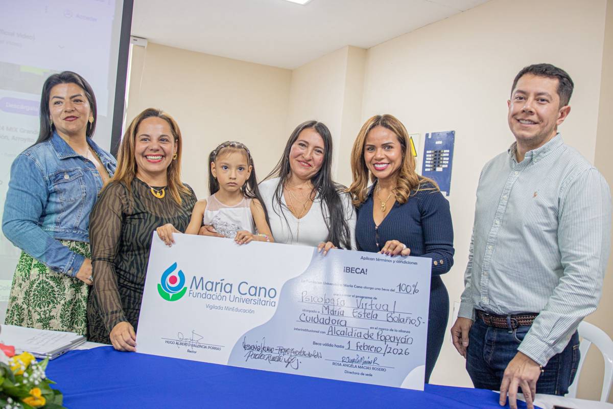 Cuidadora de Popayán recibe beca universitaria completa