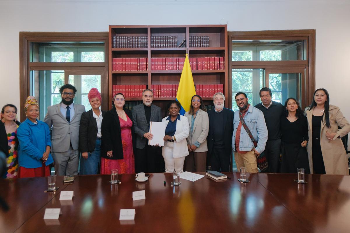 Francia-Marquez-entrega-decreto-de-la-Ley-70.jpg