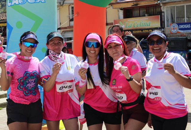 La Carrera Huellas Rosa llenó de esperanza las calles de Silvia La Carrera Huellas Rosa llenó de esperanza las calles de Silvia