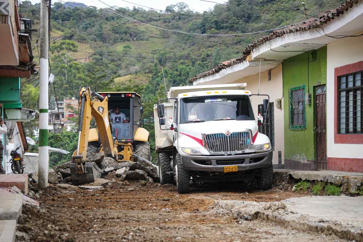 Silvia-inicia-la-rehabilitacion-de-la-calle-13-en-el-barrio-El-Porvenir.jpg