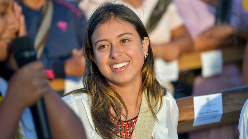 ANTONELLA-PETRO-BLANCO-DE-UN-SUCIO-PERIODISMO-1.jpg