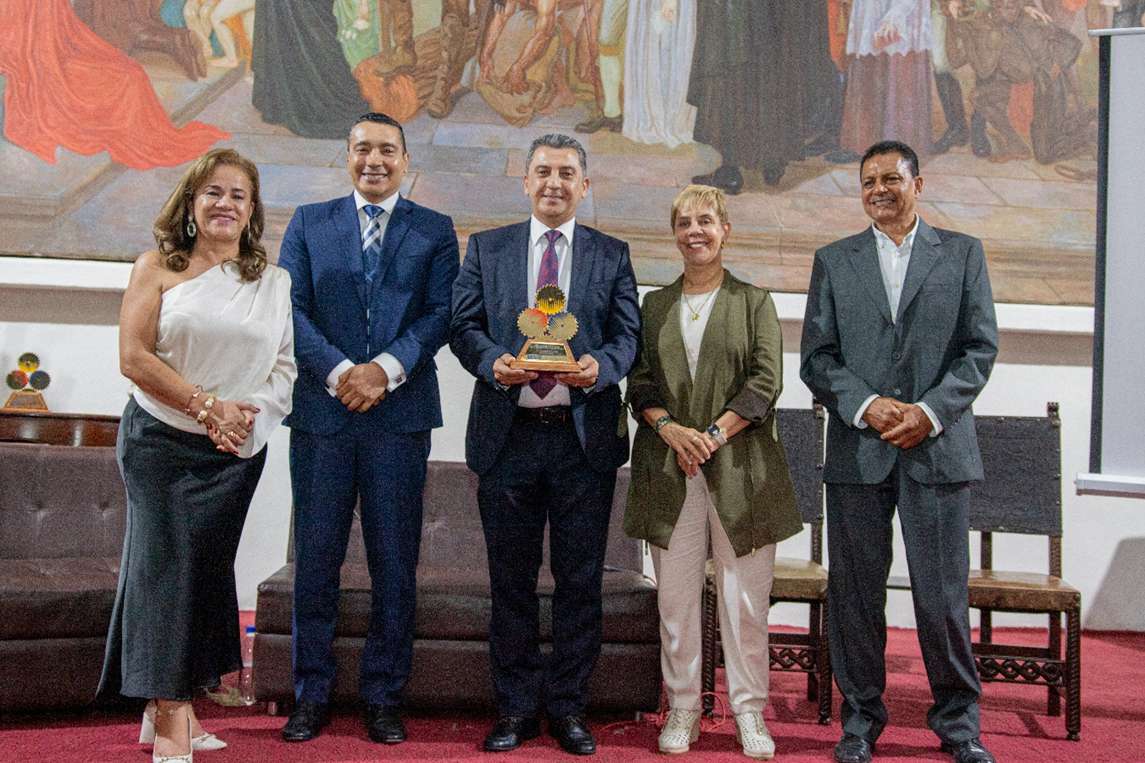 Acopi-otorga-el-Pinon-de-Oro-al-alcalde-Munoz-por-su-aporte-al-desarrollo-productivo.jpg